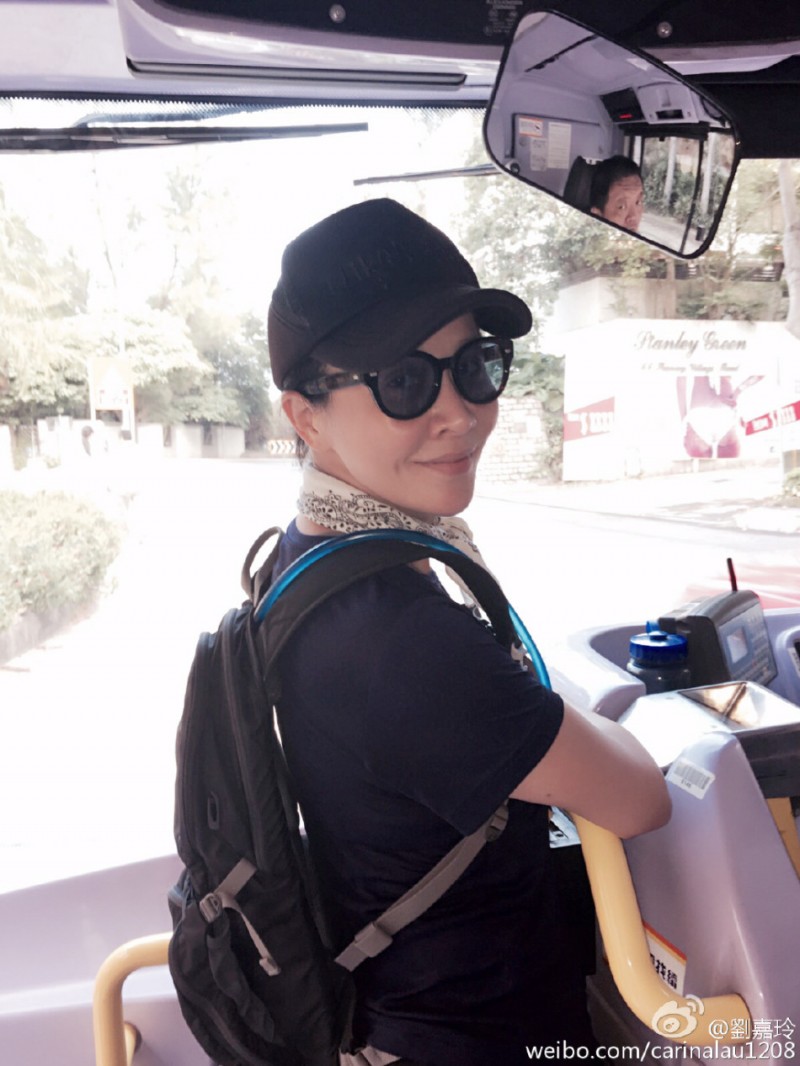 组图：刘嘉玲重阳素颜登高 坐公交车低调出行