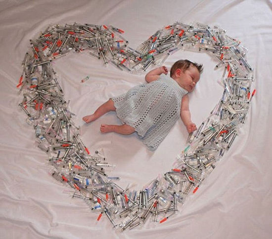 美国母亲在女婴周围摆满注射器药瓶 竟是为了...