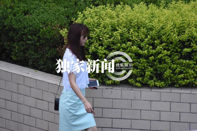 阔太胡静深夜与吴京聚餐 衣着清纯似少女(组图)