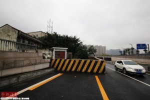 成都快速主干道现"钉子户" 三车道变一车道(组图)