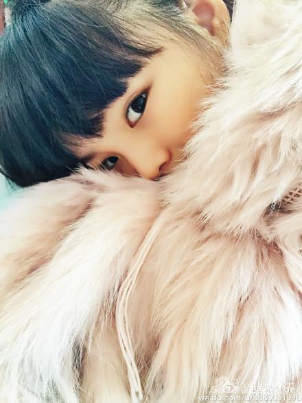 王诗龄自带眼线皮草遮脸 网友:美出新高度(图)