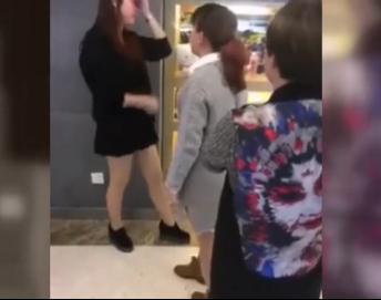 女子街头暴打闺蜜大骂:给你介绍男友不要偷我男人