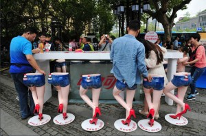 南京性感"长腿肥臀"坐凳前卫时尚 受游客青睐(图)