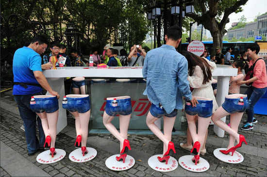 南京性感"长腿肥臀"坐凳前卫时尚 受游客青睐(图)