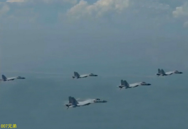 辽宁舰曝出海猛照: 甲板5架歼15阵型特殊(组图)