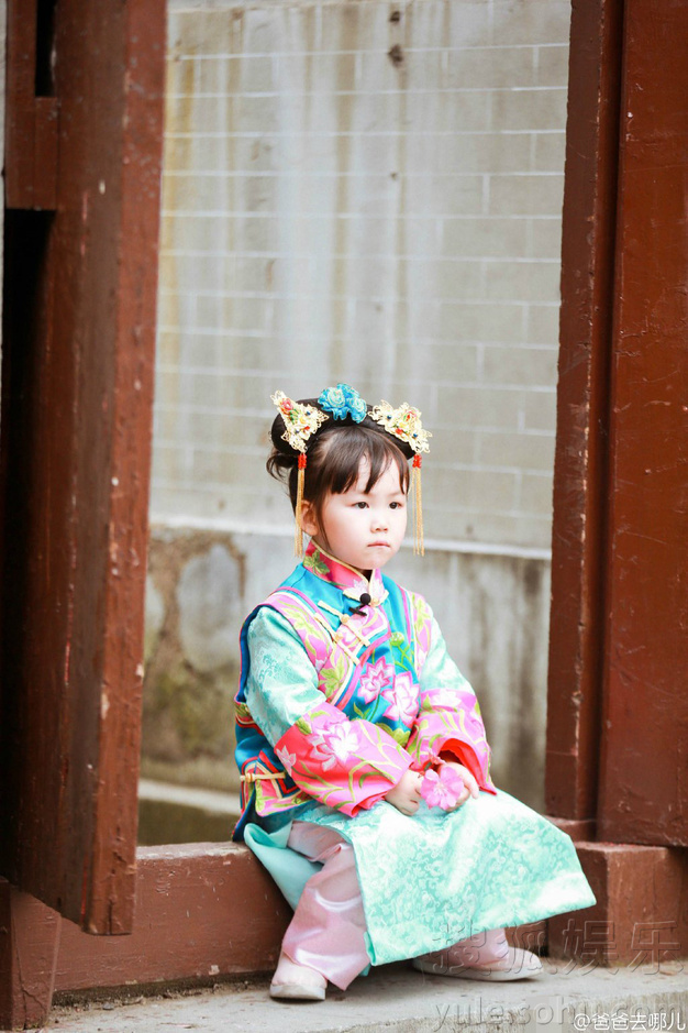 呆萌可爱!王宝强女儿娜娜穿旗袍装亮相(组图)