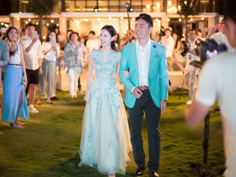 刘强东二婚也高调:简单粗暴展示成功(图)