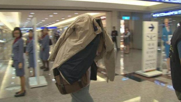 太疯狂了!为了美国籍女子在飞机上惊险产女