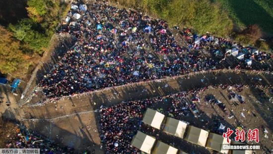 波兰教师出题目问"需推几名难民下水"引争议(图)