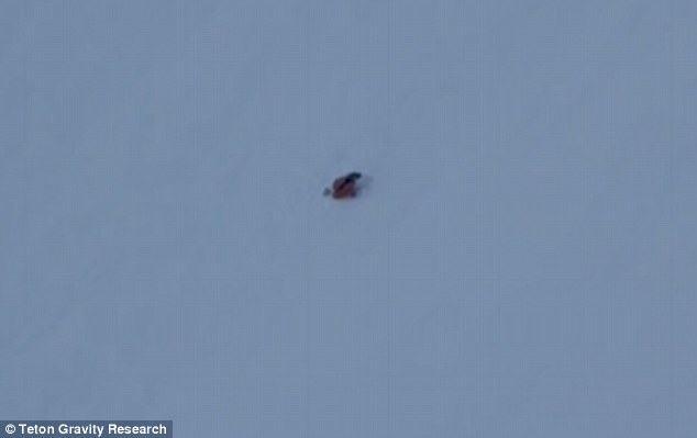 惊心动魄一幕:摔下1600英尺雪峰 竟毫发无损(视)