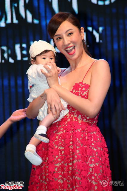 郑希怡产后首次带女儿公开亮相  台上与老板耳语