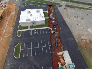 美国现183米长"天坑" 10多辆汽车被吞噬(高清图)