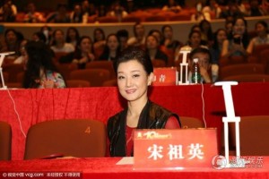 宋祖英久未露面人气爆棚 与粉丝玩对拍(组图)