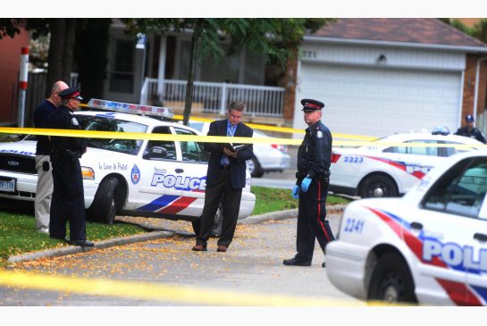 多市女子报警救夫 警察闯入丈夫莫名死亡