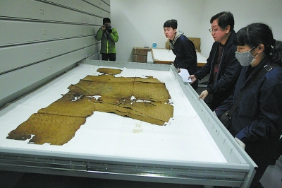 北京十三陵3000文物重回地下:6人用一整天搬龙袍