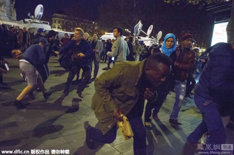 组图:巴黎恐袭悼念现场假警报引发恐慌