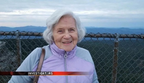 美90岁老太机场安检连内衣都脱了 官员称其自愿