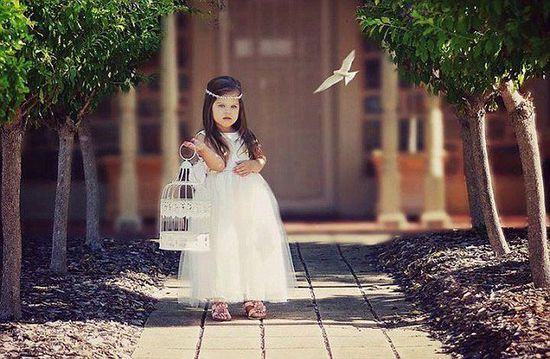 萌化!英国母亲为三胞胎女儿拍甜美写真(组图)