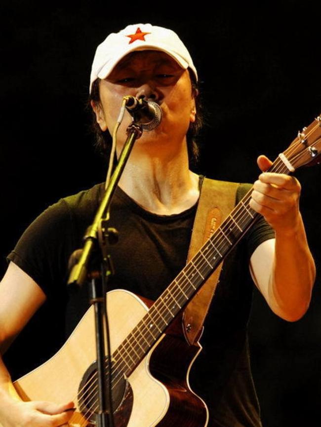 崔健疑炮轰汪峰:不能在广场上吐痰(图)