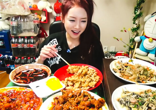 韩国美女直播吃饭每月赚9万多,粉丝众多(组图)