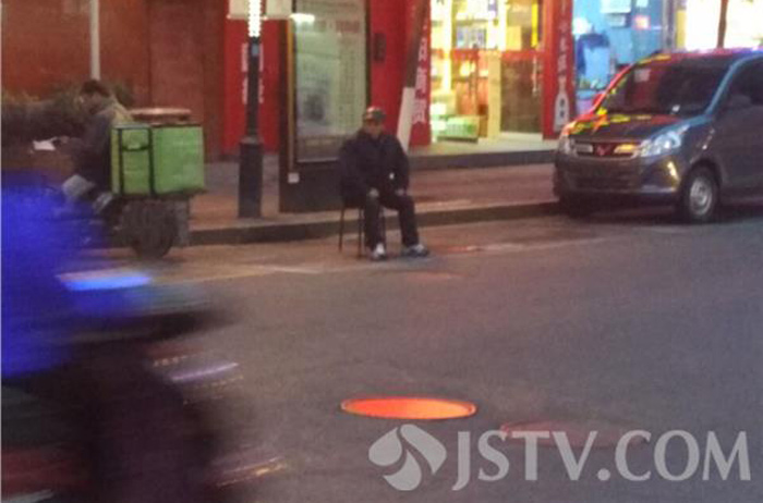 南京：老夫妻寒风中轮流为孩子守路边车位(图)