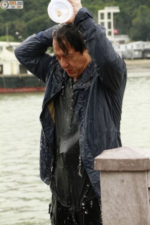 61岁成龙忆拍戏卷入漩涡险被冲走:差点死了(图)