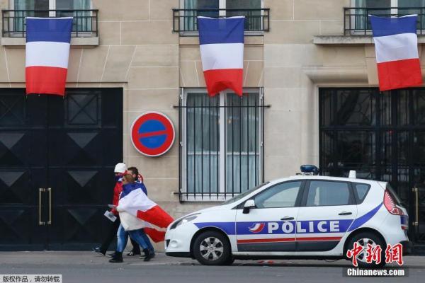 法国国旗供不应求 民众挂三色胸罩当国旗(组图)