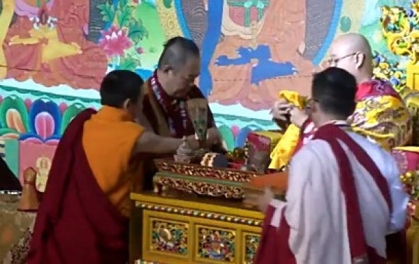 曝皇阿玛张铁林"坐床"成活佛 遭网友质疑(组图)