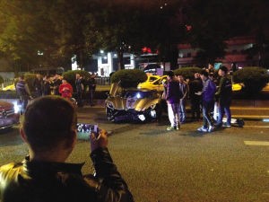 重庆2650万豪车撞上护栏 车主身份曝光(组图)