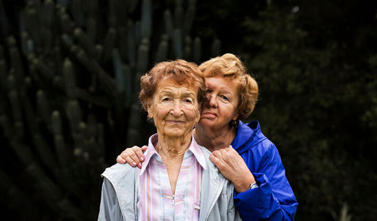 为了纪念姐姐 86岁高龄老太太征服了一座山...