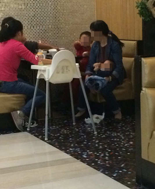 上海:女子带小孩在商场餐厅内大便(组图)