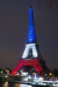 埃菲尔铁塔恐袭后首次点灯悼念亡者 卢浮宫等重开