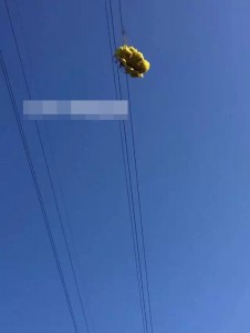 浙江男子玩滑翔伞 结果把自己挂到高压线上(图)