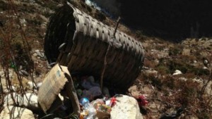 外媒: 珠峰成尼泊尔摇钱树 登山者涌入垃圾遍地