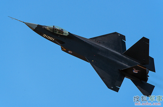 国产五代战机罕见“亮相”海外 弹仓曝光(组图)