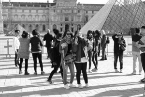 中国游客仍在巴黎拍照购物：不像想象中那么可怕