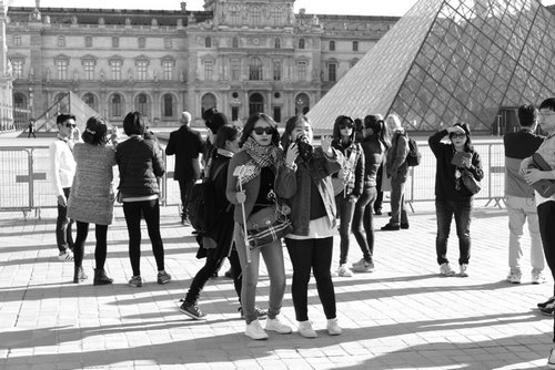 中国游客仍在巴黎拍照购物:不像想象中那么可怕