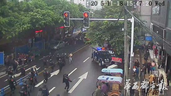 惊呆了!四川男子裸身提双刀砍特警盾牌(图)