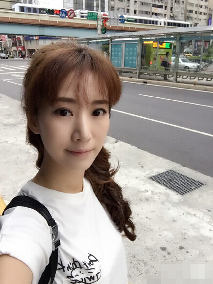 阔太李念清早晒自拍 网友:和“海藻”不像了(图)