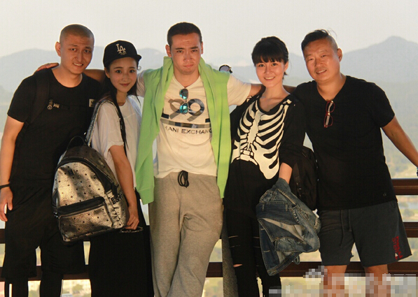 黄宏女儿近照曝光:眼大肤白 长相似父亲(组图)