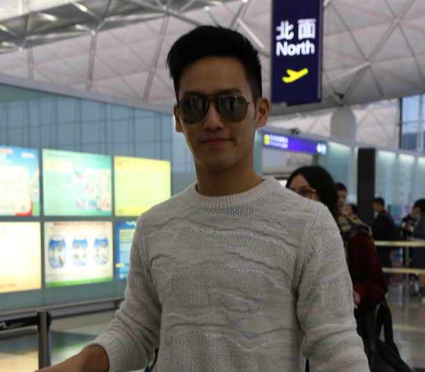 赵雅芝一家现身机场 儿子有型有款继承优良基因