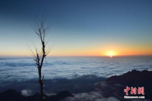 三峡大坝现积雪美景：汹涌如惊涛(高清组图)