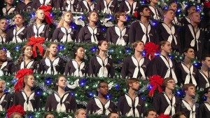 美国220名学生组成20米高圣诞树唱圣歌(高清组图)