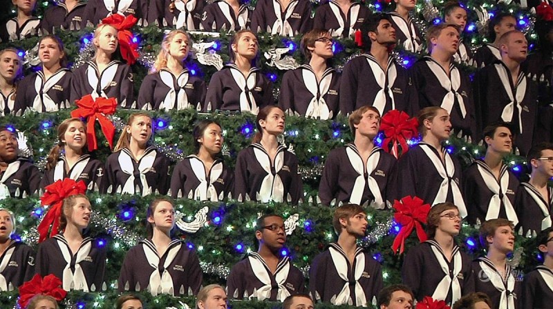 美国220名学生组成20米高圣诞树唱圣歌(高清组图)