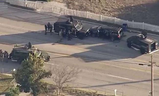 最新:加州枪案一枪手被捕 SUV被打成马蜂窝(图)