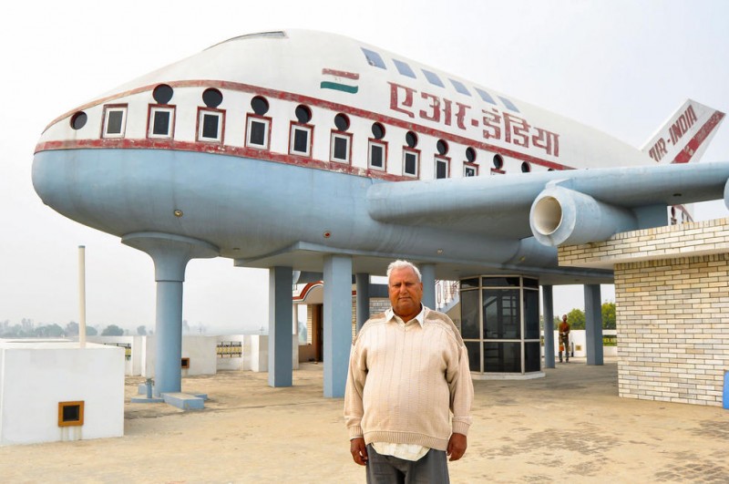 印度朋友,你说屋顶上的飞机是装水的?(组图)