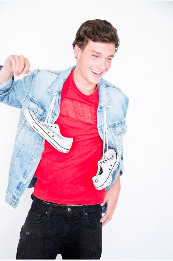 超模在沙滩上捡了个流浪汉 给他介绍工作结果...