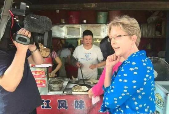 长沙一肉饼店老板长相酷似习近平:我不靠脸吃饭