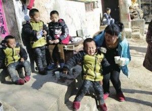 夫妻二胎生下三胞胎 为上户口打欠条交罚款(组图)