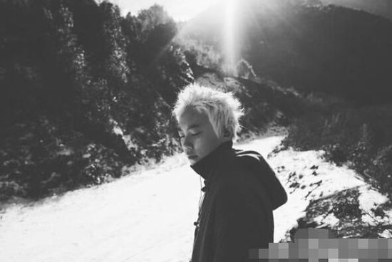 王菲女儿窦靖童染白发置身雪地 网友: 帅出新高度